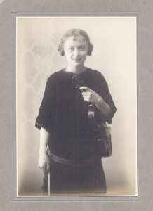 greres Bild - Foto Musikerin       1917